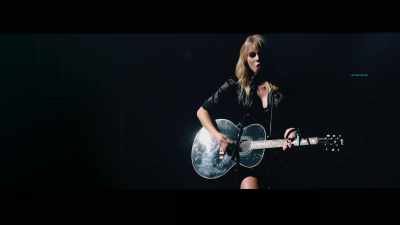 ♪ You hold my hand on the street ♪ - Taylor Swift City of Lover Concert