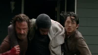 - You hold him! - The Walking Dead