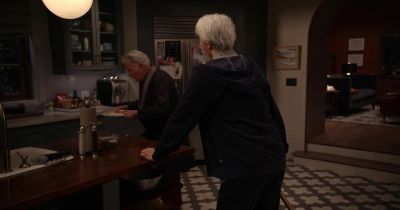 You hungry? I made you a plate. - Grace and Frankie