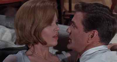 You imbecile,
give it the gun! - Sunday in New York