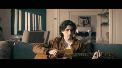 -You in?
-[♪ lightly strums guitar] - Paradise