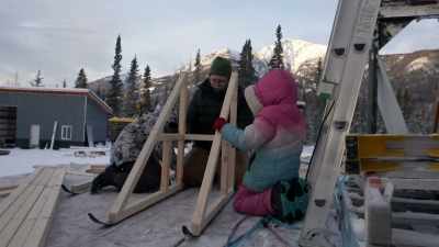 You just both need to
hold it, so that that
doesn't fall down. - Life Below Zero: Next Generation