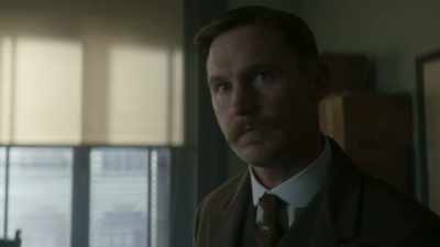 You keep your office
very neat, Captain. - The Alienist