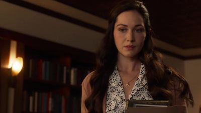 You kept news clippings about me? - Supergirl