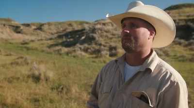 YOU KNOW, ANY TIME YOU'RE
PULLING OUT MULTIPLE BONES, - Dino Hunters