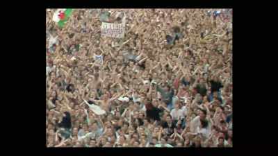 You know, when BBC Two decided that
they were gonna screen the gig, - Simple Minds: Everything is Possible