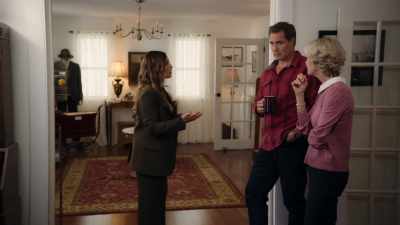 You know, candles,
a homemade garland, - Mystery on Mistletoe Lane