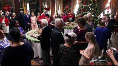 You know, it could do with
a little bit more holiday cheer. - Christmas at the Palace