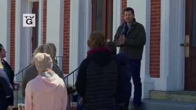 You know, every year,
the seniors who can't get out - Sister Swap: A Hometown Holiday