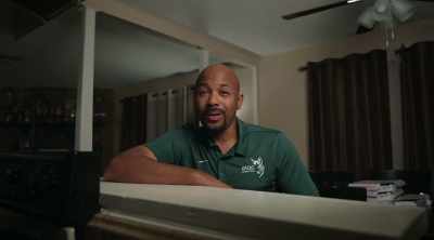 You know, I mean, his mom was white
and his dad was Black. - Last Chance U: Basketball