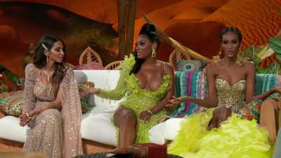 - You know I'm coming.
- She went to Zara
with you with-- - The Real Housewives of Dubai