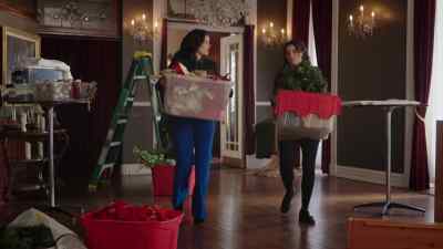 You know, if I'm going to
pull this off, - Unwrapping Christmas: Mia's Prince