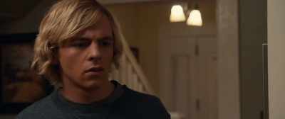 You know, Kyle still thinks
that you wanted him to live with you, - Status Update