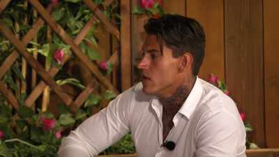 ‐You know,
this whole thing...
‐And I don't wanna be - Love Island