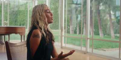 You know, you want there to be
a conflict and an overcoming. - Miley Cyrus - Endless Summer Vacation (Backyard Sessions)