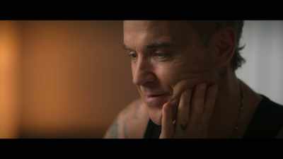 - You know why he doesn't like it?
- Why? - Robbie Williams