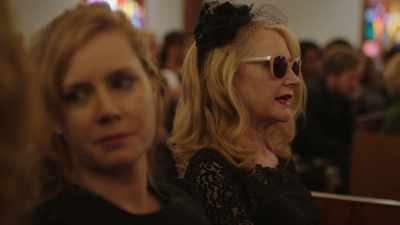 -You look absolutely...
-Jackie, inside voice. It's a funeral. - Sharp Objects