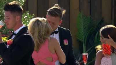 ‐You look banging.
‐Thank you. - Love Island