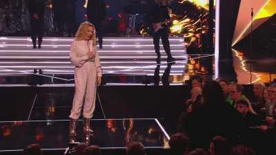 You look hot tonight!
KYLIE LAUGHS - An Audience With Kylie