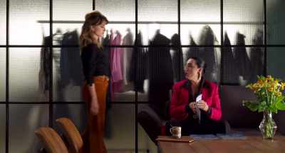- You look worried.
- We're way behind. - Parallel Mothers