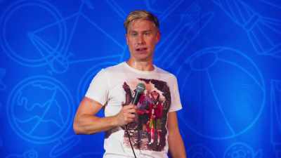 "You made it. You're here.
That is incredible. - Russell Howard: Recalibrate