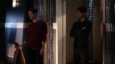 You make a move toward Iris... - The Flash