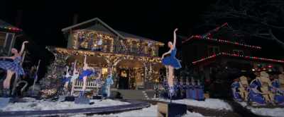 ♪ You make it feel
like Christmas ♪♪ - A Bad Moms Christmas