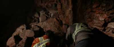 - You men, give us a hand.
- [grunting and straining] - The Ice Road