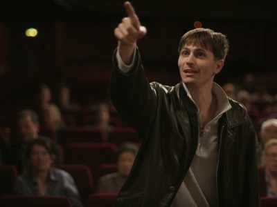 You need to calm down,
give me my gun back, - Yannick