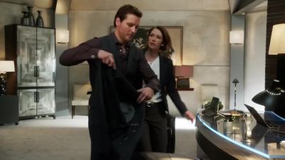 You need to get out of here. Go! - Supergirl