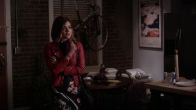 - You need to leave too.
- Ezra? - Pretty Little Liars