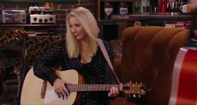 - You need some help?
- Yeah, I mean, I think so. - Friends: The Reunion