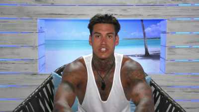 You need to sort of sit down
with her - Love Island