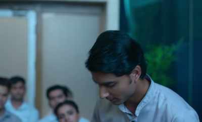 You, next to the Sundar boy. - Meenakshi Sundareshwar