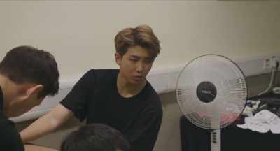 -You really fell down hard.
-Let's tape you up. - Burn the Stage: The Movie