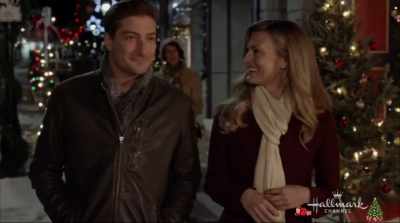 - You really love it?
- I do. [CHUCKLES] - Christmas in Love