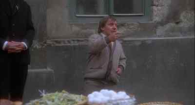 - You see that dwarf staring at us?
- Yeah. - Howling II: Stirba - Werewolf Bitch