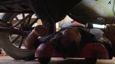 - You see it?
- Yeah, I see it, - Rust Valley Restorers