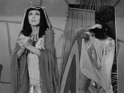 YOU SENT FOR ME,
O QUEEN? - Gilligan's Island
