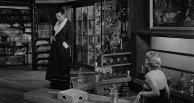 You should keep your door locked,
Charlie. - The Big Knife