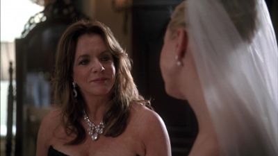 - You should sit down.
- It'll wrinkle. - The West Wing