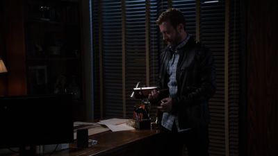 You shouldn't be in here. - Bones