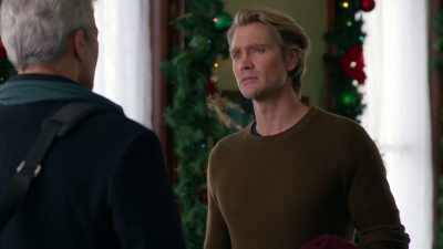 - You spoke to him?
- Briefly, before he took off. - Christmas on Windmill Way
