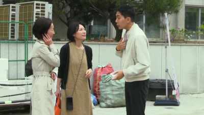 - You stained your clothes?
- No, it's fine. Just a small spot. - In Front of Your Face
