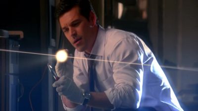 You start with an exposed wire. - CSI: Miami