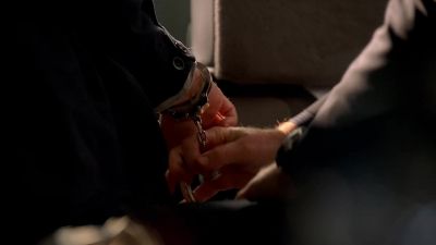 You stay quiet, you live.
You understand? - CSI: Miami