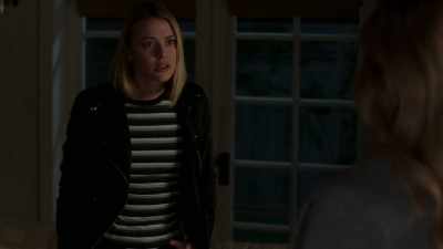 - You stole it?
- I didn't steal it, she did. - Pretty Little Liars: The Perfectionists