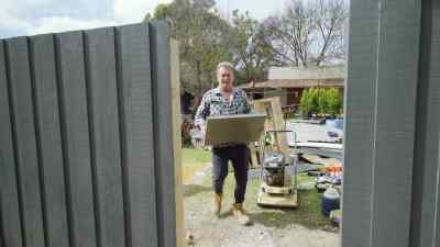 You struggling there, John? - Selling Houses Australia