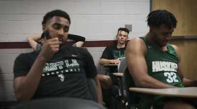 - You the one, idea guy. Come on.
- All right, bro. - Last Chance U: Basketball