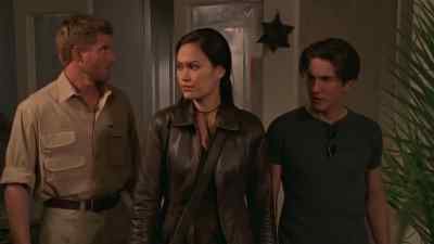 You think he left the country
with the diamond? - Relic Hunter
